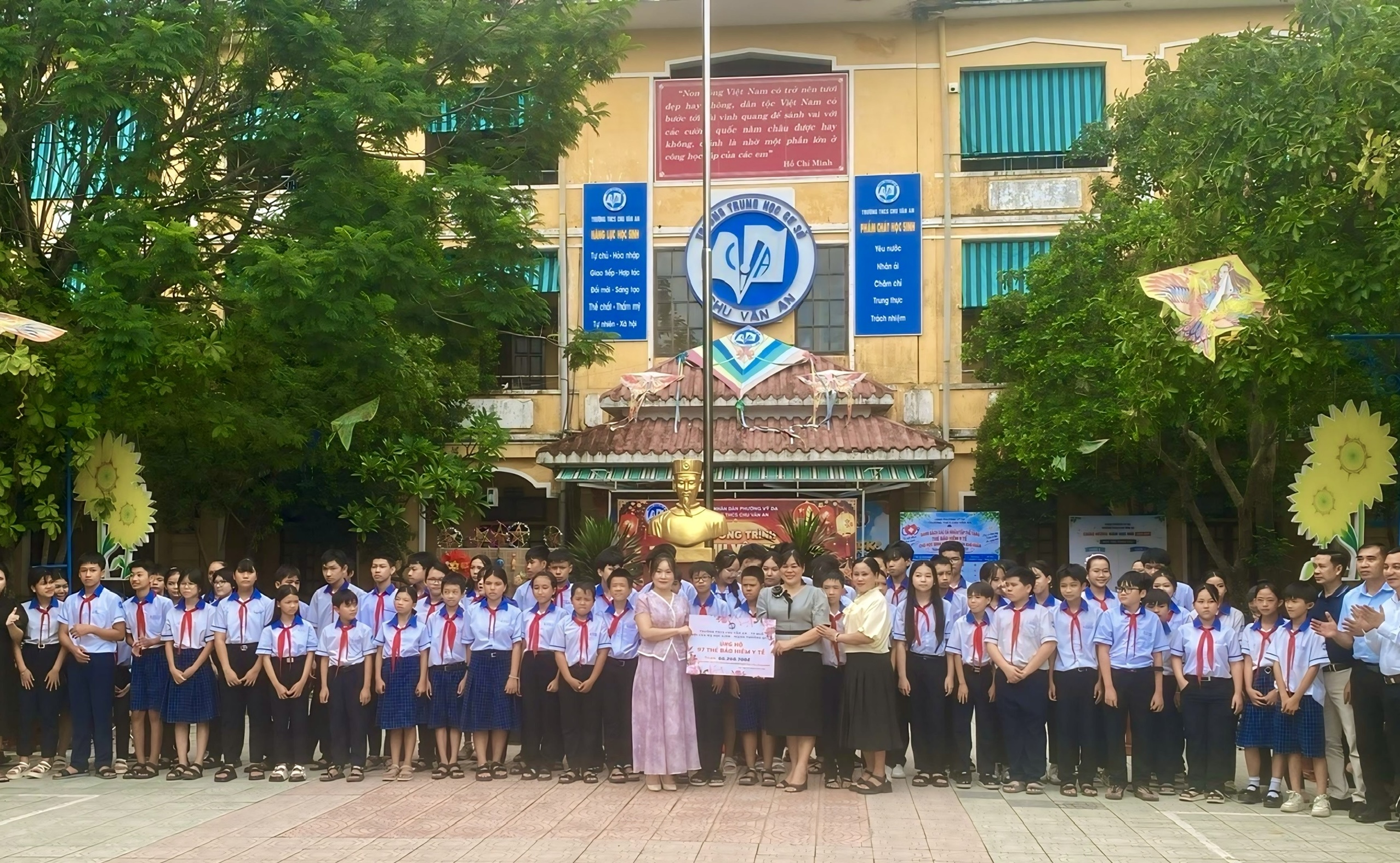 Trao tặng gần 100 thẻ bảo hiểm y tế cho học sinh khó khăn