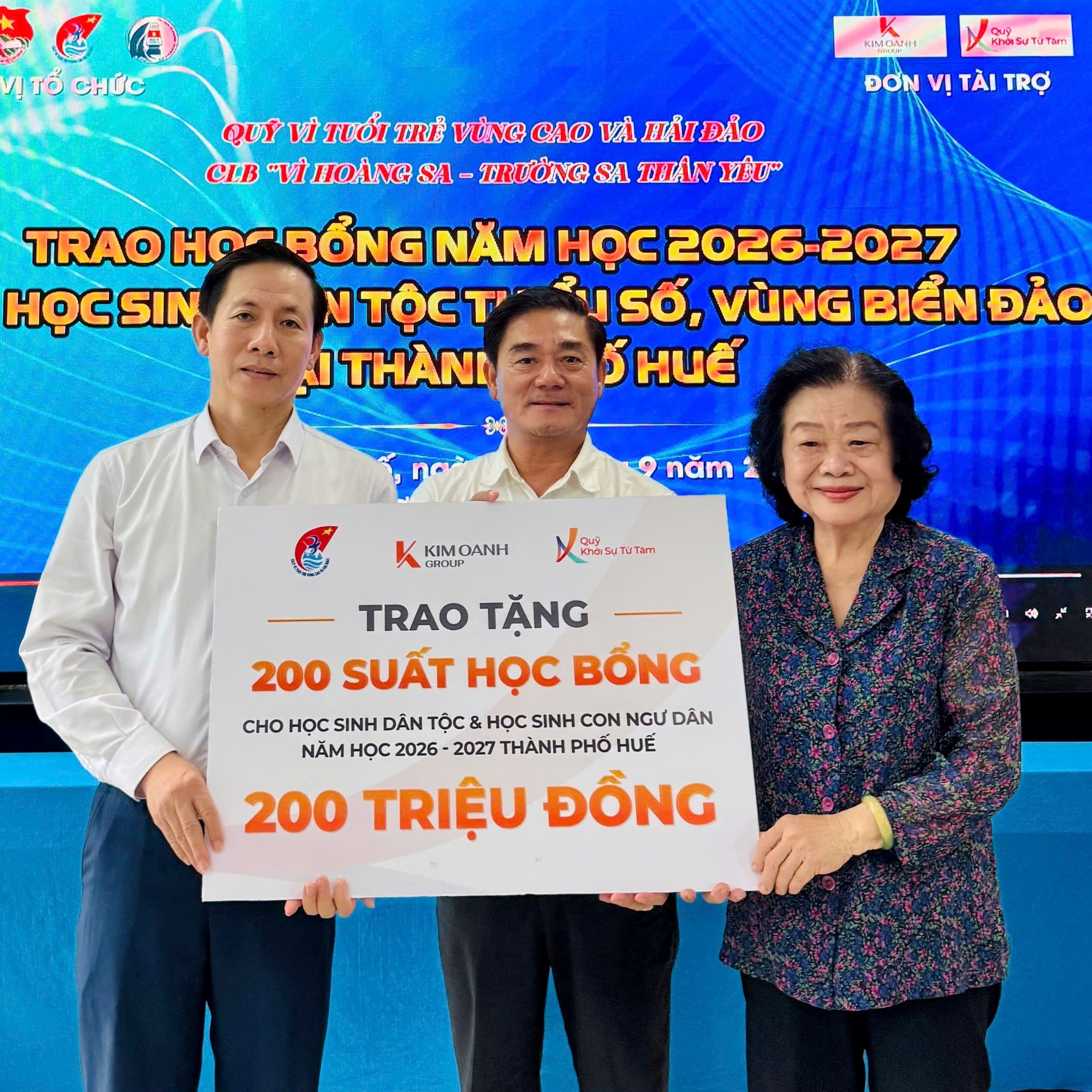 Trao 200 suất học bổng cho học sinh dân tộc thiểu số, vùng biển đảo