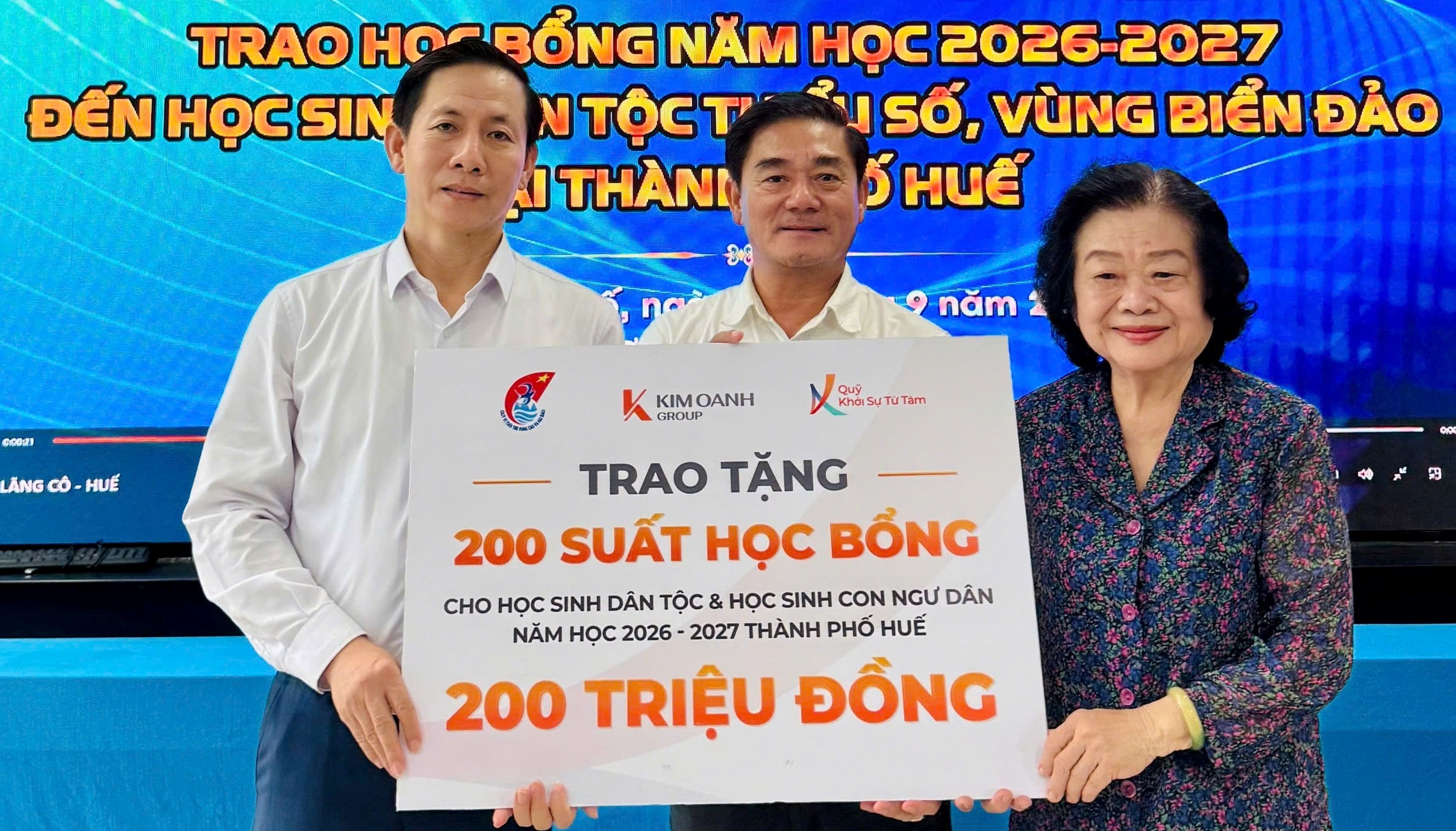 Trao 200 suất học bổng cho học sinh dân tộc thiểu số, vùng biển đảo