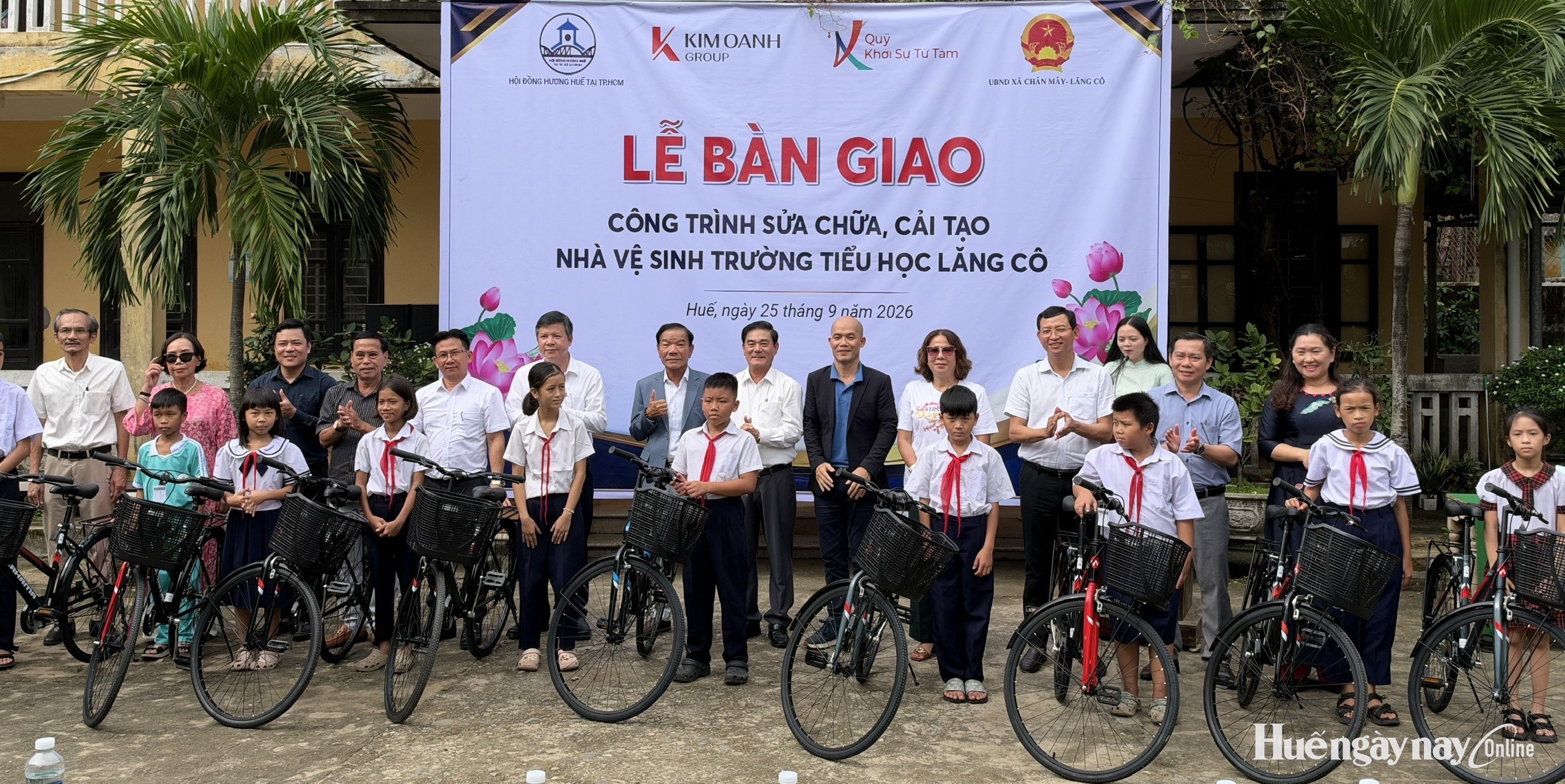 Hội đồng hương Huế tại TP Hồ Chí Minh bàn giao công trình, thiết bị cho các trường học