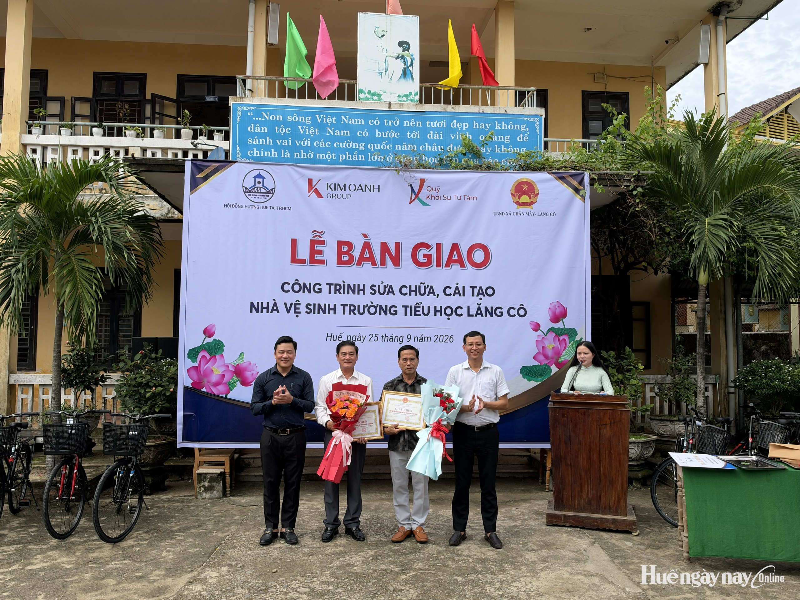 Hội đồng hương Huế tại TP Hồ Chí Minh bàn giao công trình, thiết bị cho các trường học