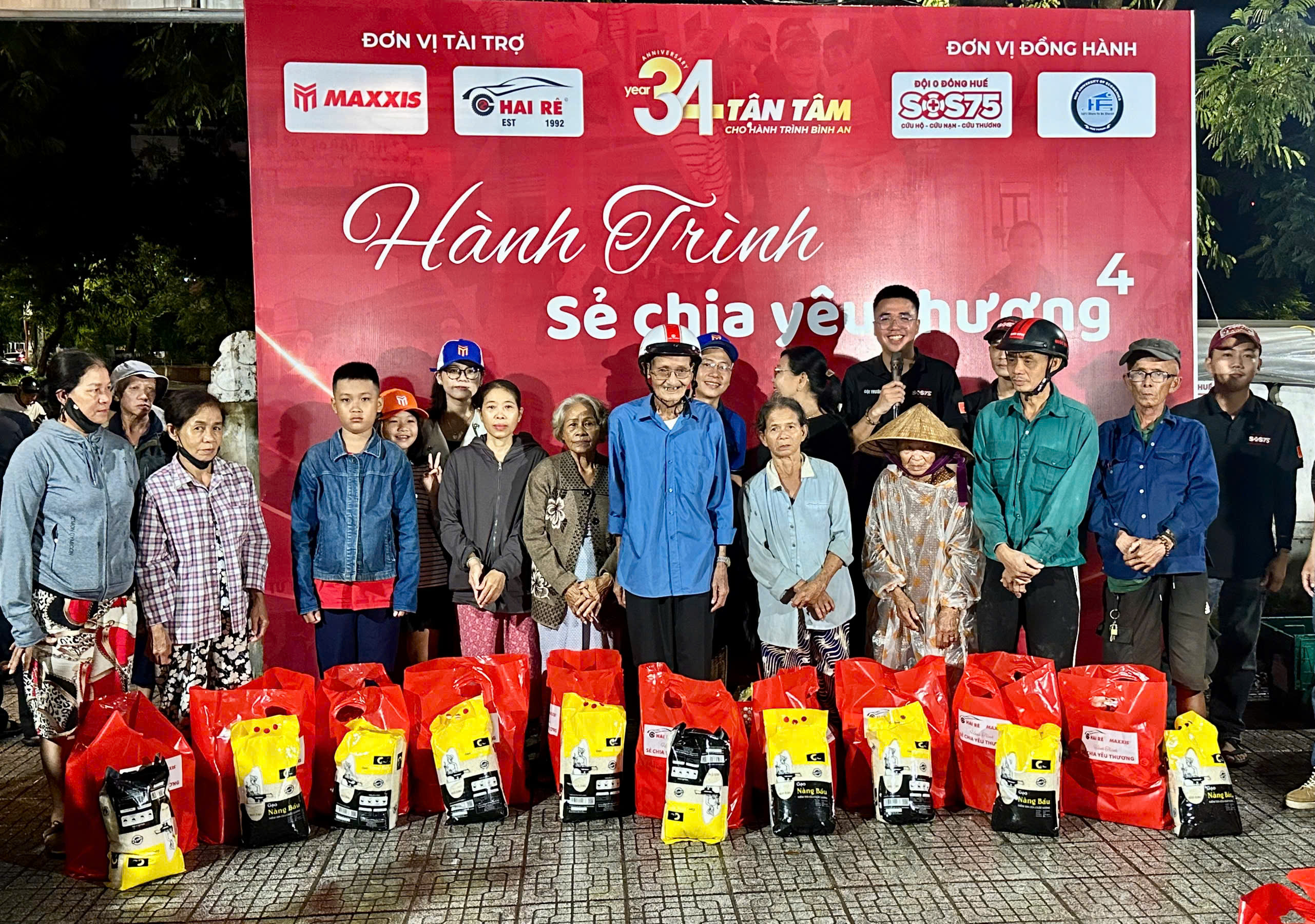 Đội 0 đồng SOS 75 Huế chia sẻ cùng người dân khó khăn