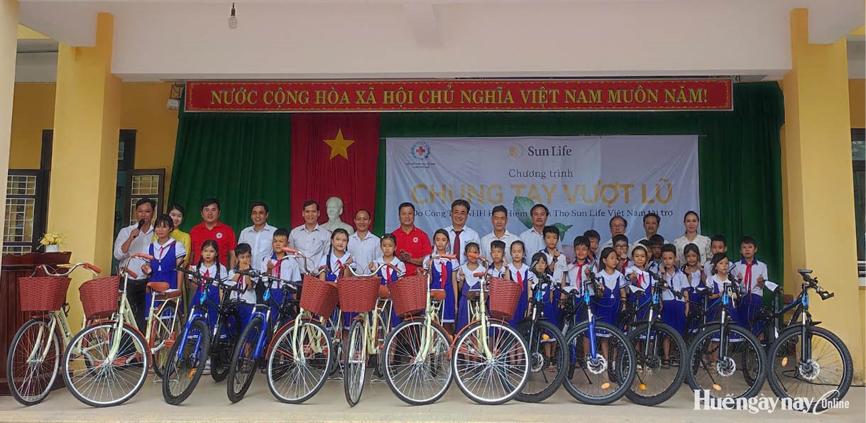 Tiếp sức đến trường cho học sinh vùng lũ