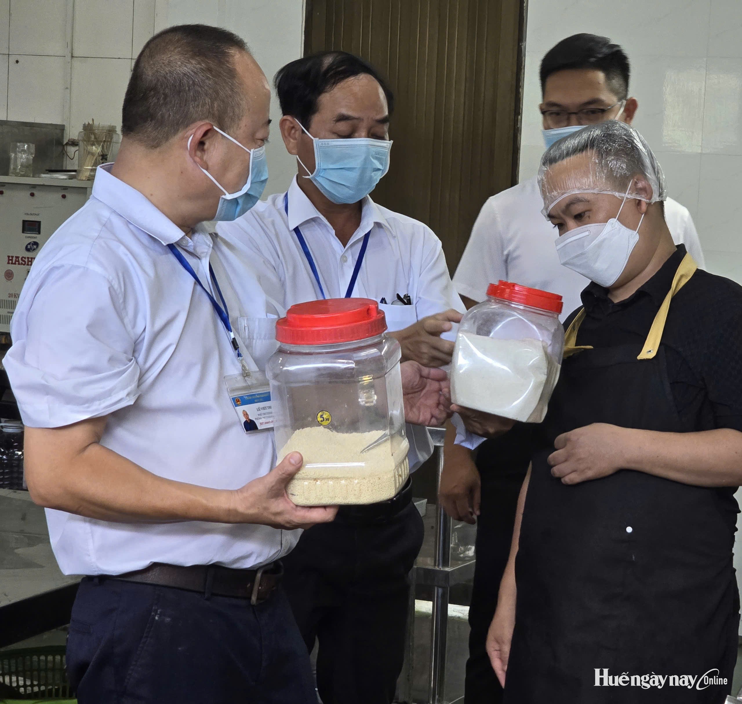 Kiểm tra an toàn thực phẩm tại các cơ sở kinh doanh dịch vụ ăn uống