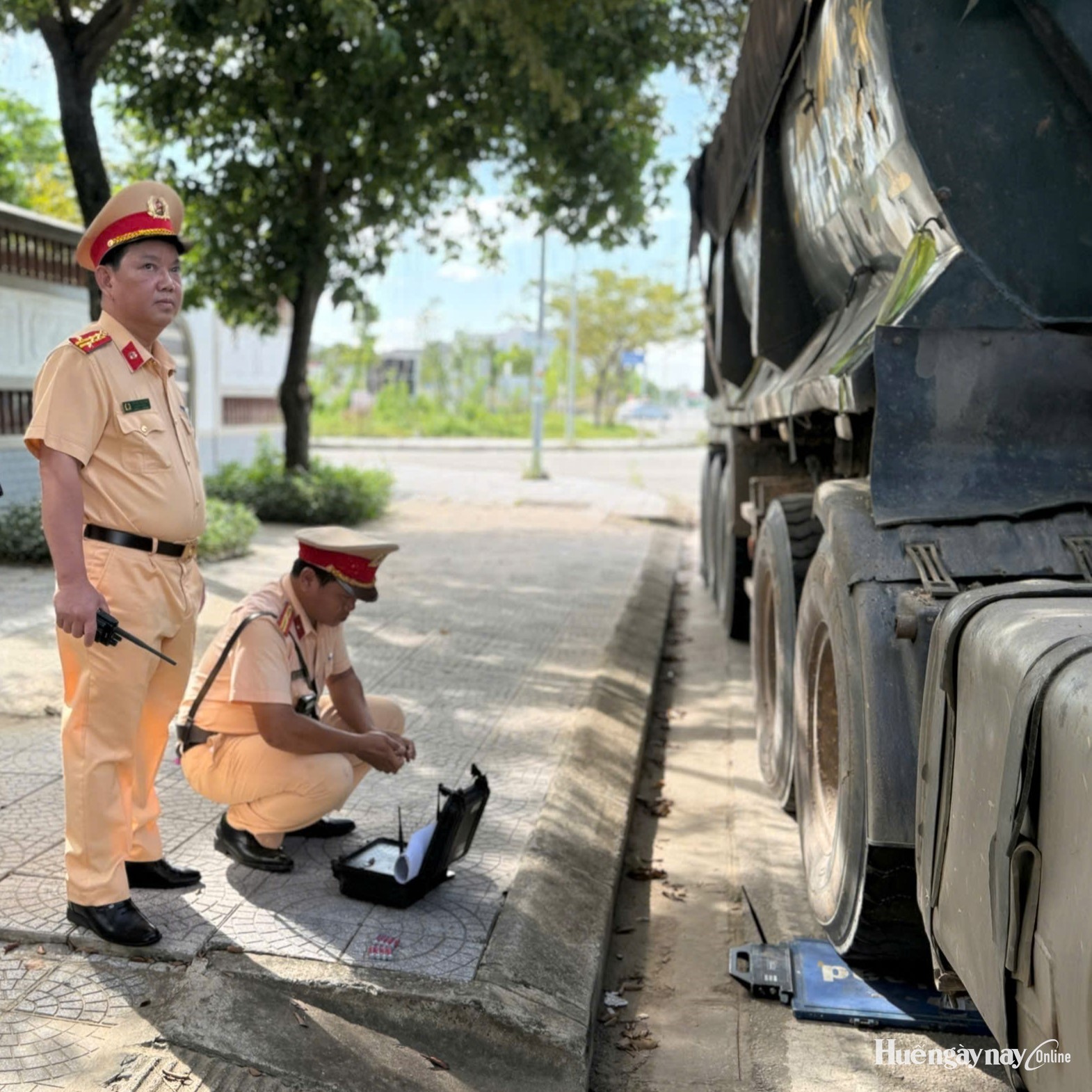 Xử lý 15 trường hợp chở hàng quá khổ, quá tải trong buổi đầu tiên