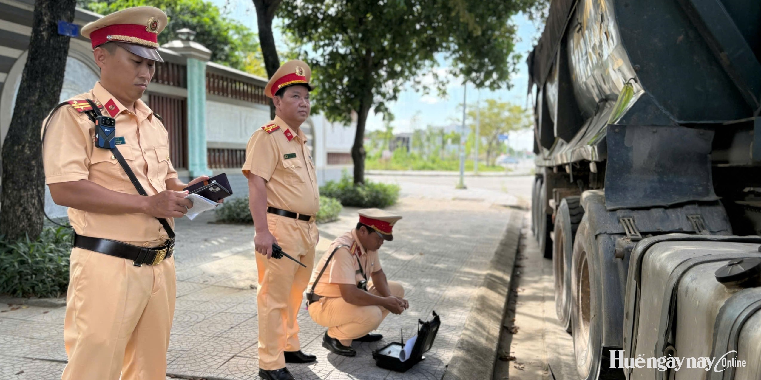 Xử lý 15 trường hợp chở hàng quá khổ, quá tải trong buổi đầu tiên