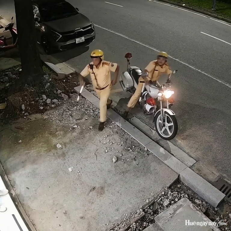 Cảnh sát giao thông đưa người có dấu hiệu đột quỵ đi cấp cứu