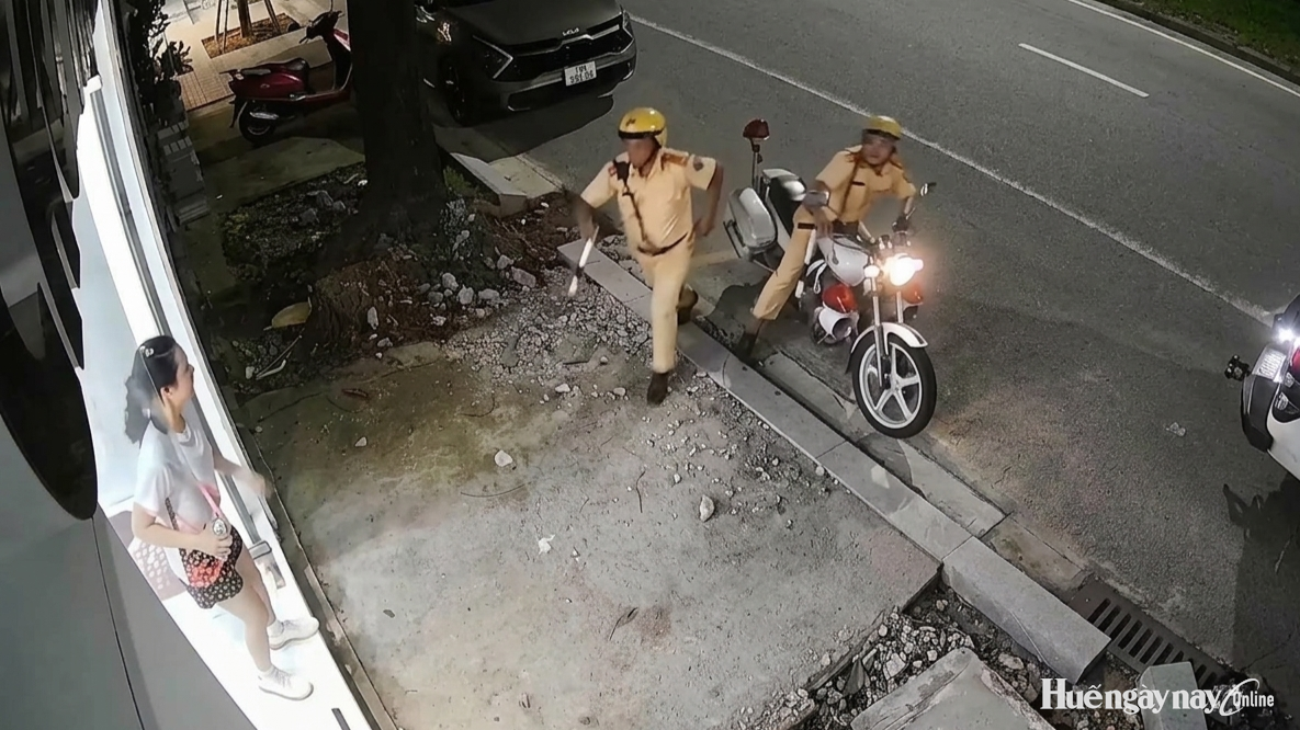 Cảnh sát giao thông đưa người có dấu hiệu đột quỵ đi cấp cứu