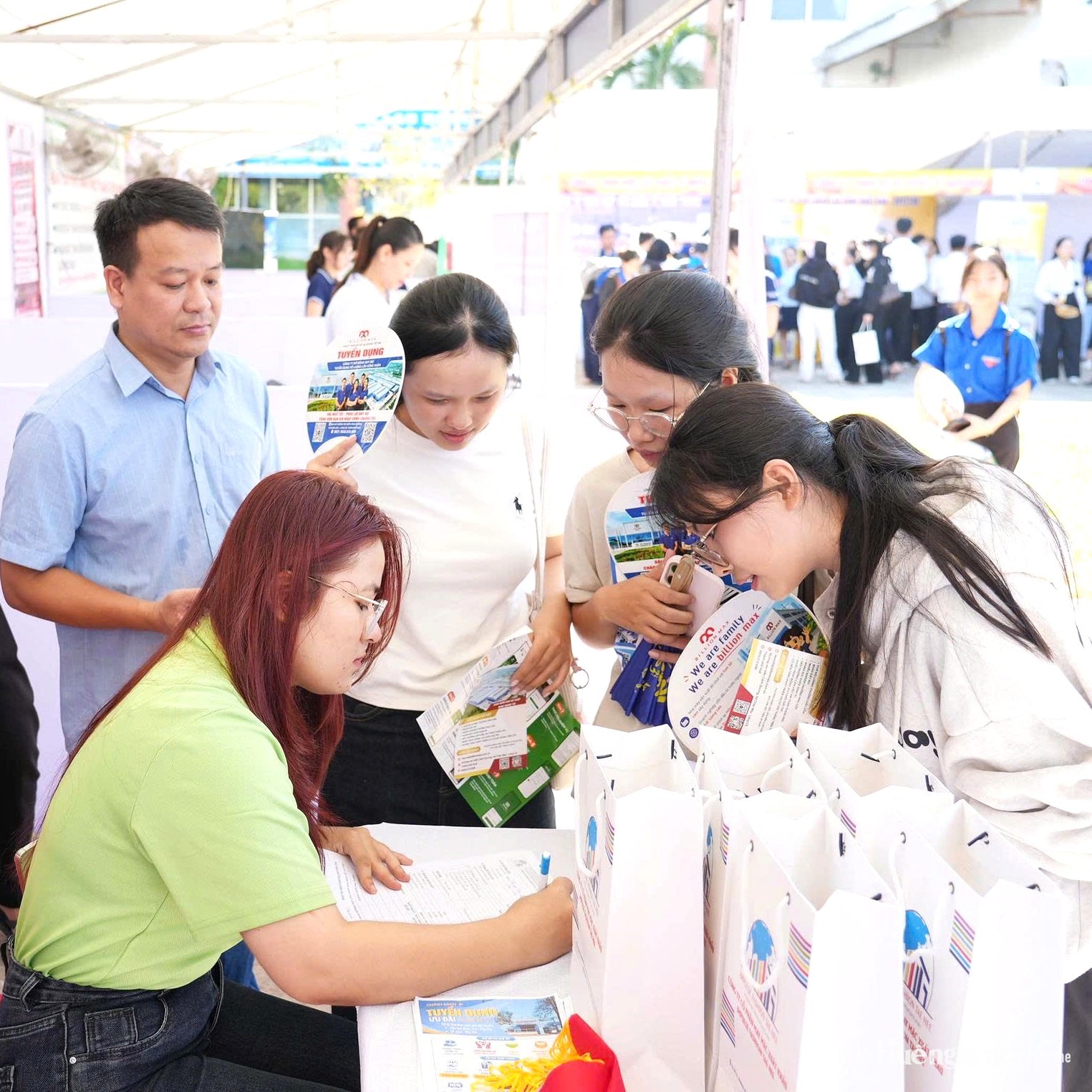 Gần 7 000 cơ hội việc làm dành cho người lao động