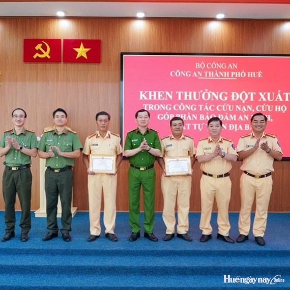 Khen thưởng hai cán bộ Cảnh sát giao thông kịp thời hỗ trợ người dân bị đột quỵ đi cấp cứu