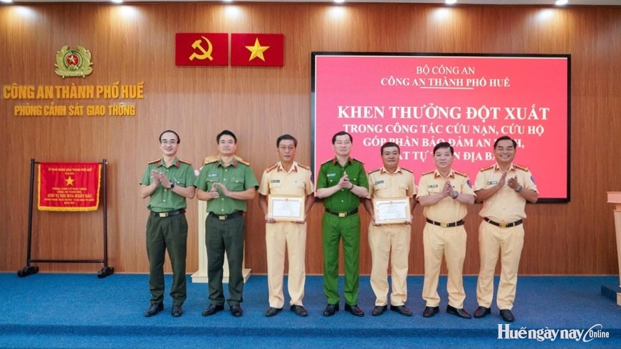 Khen thưởng hai cán bộ Cảnh sát giao thông kịp thời hỗ trợ người dân bị đột quỵ đi cấp cứu