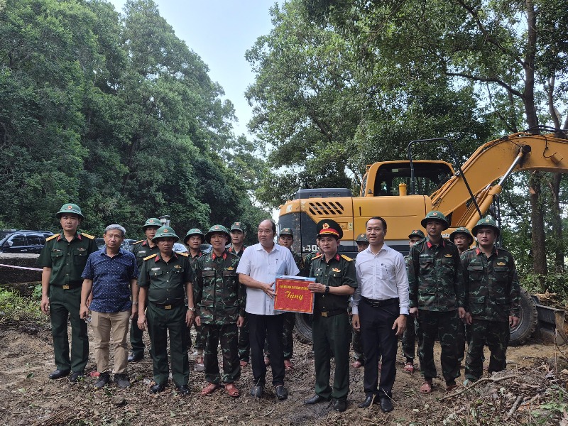 Khảo sát thực tế các khu vực nghi có hố chôn tập thể hài cốt liệt sĩ ở đèo Hải Vân