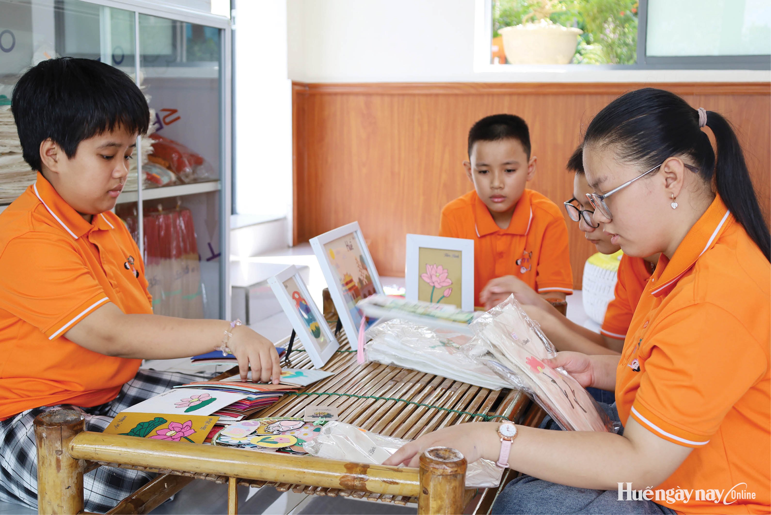 Vụn art Những sản phẩm độc đáo từ đôi tay trẻ khuyết tật