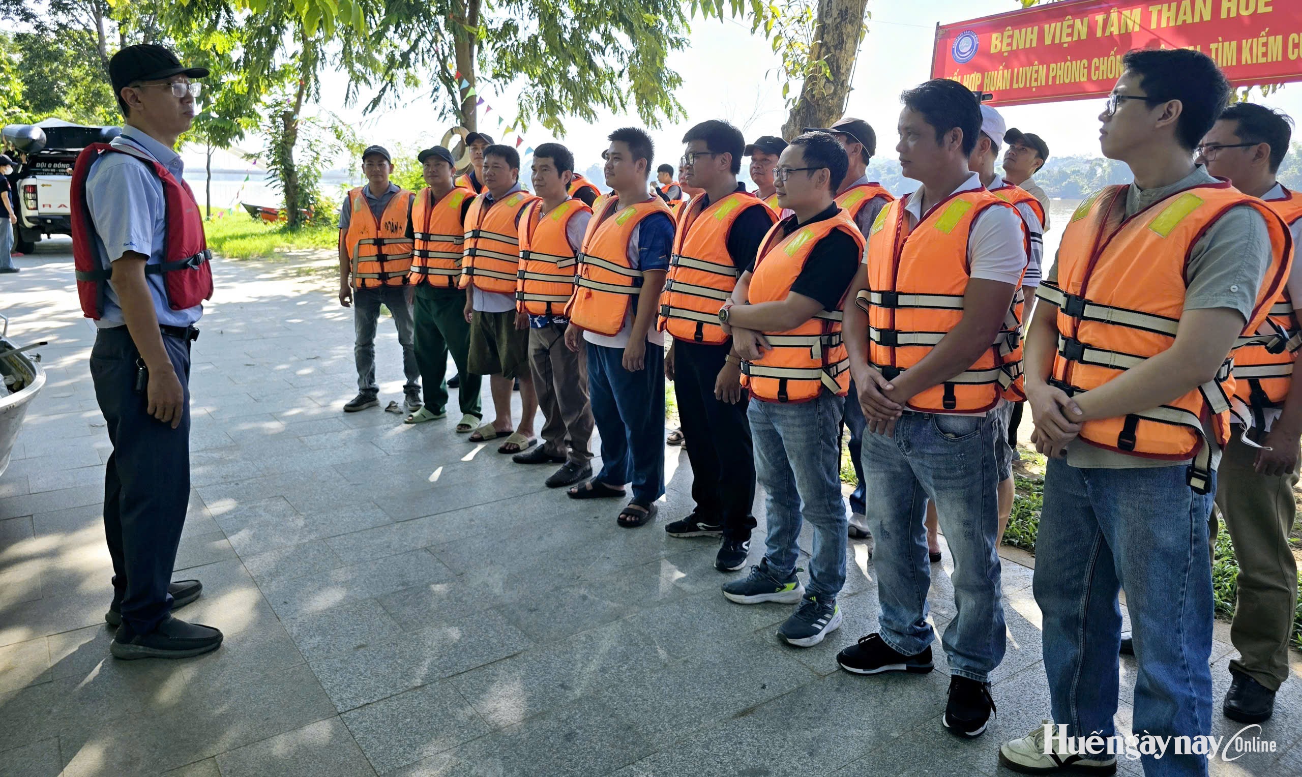 Tập huấn lái phương tiện thủy nội địa và y tế mặt nước
