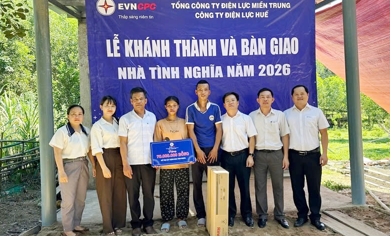 Công ty Điện lực Huế bàn giao 5 nhà tình nghĩa