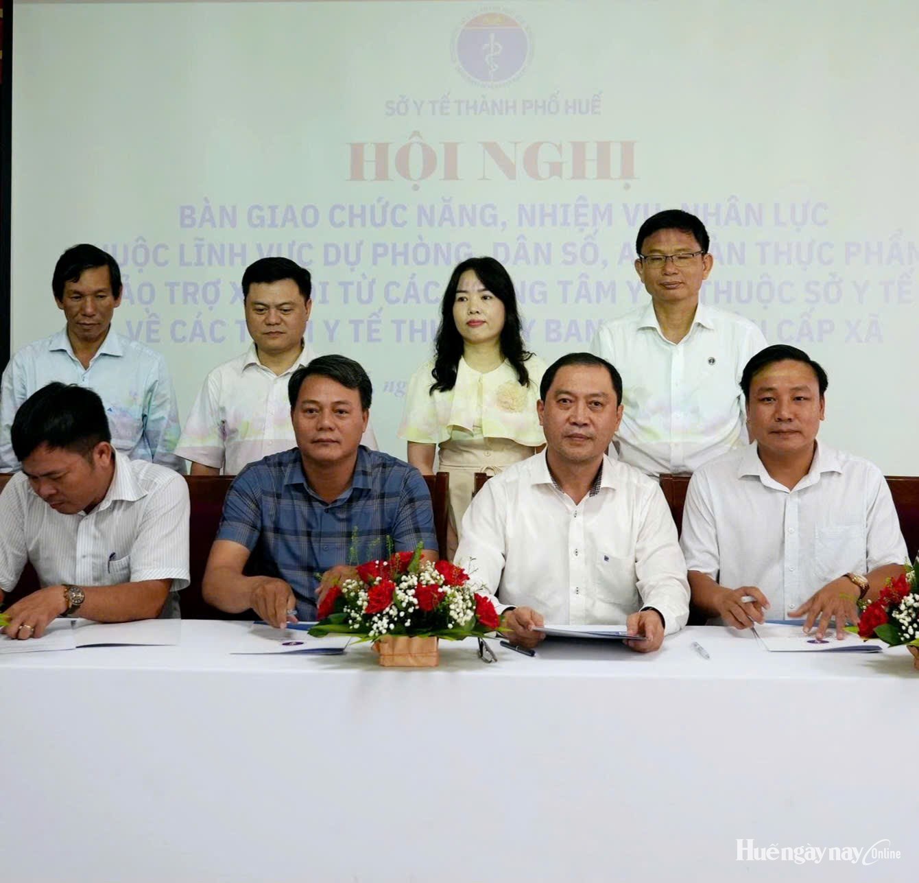Bàn giao 190 cán bộ về trạm y tế cấp xã