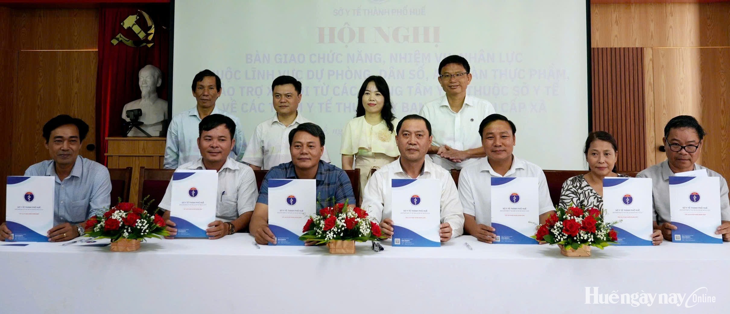Bàn giao 190 cán bộ về trạm y tế cấp xã