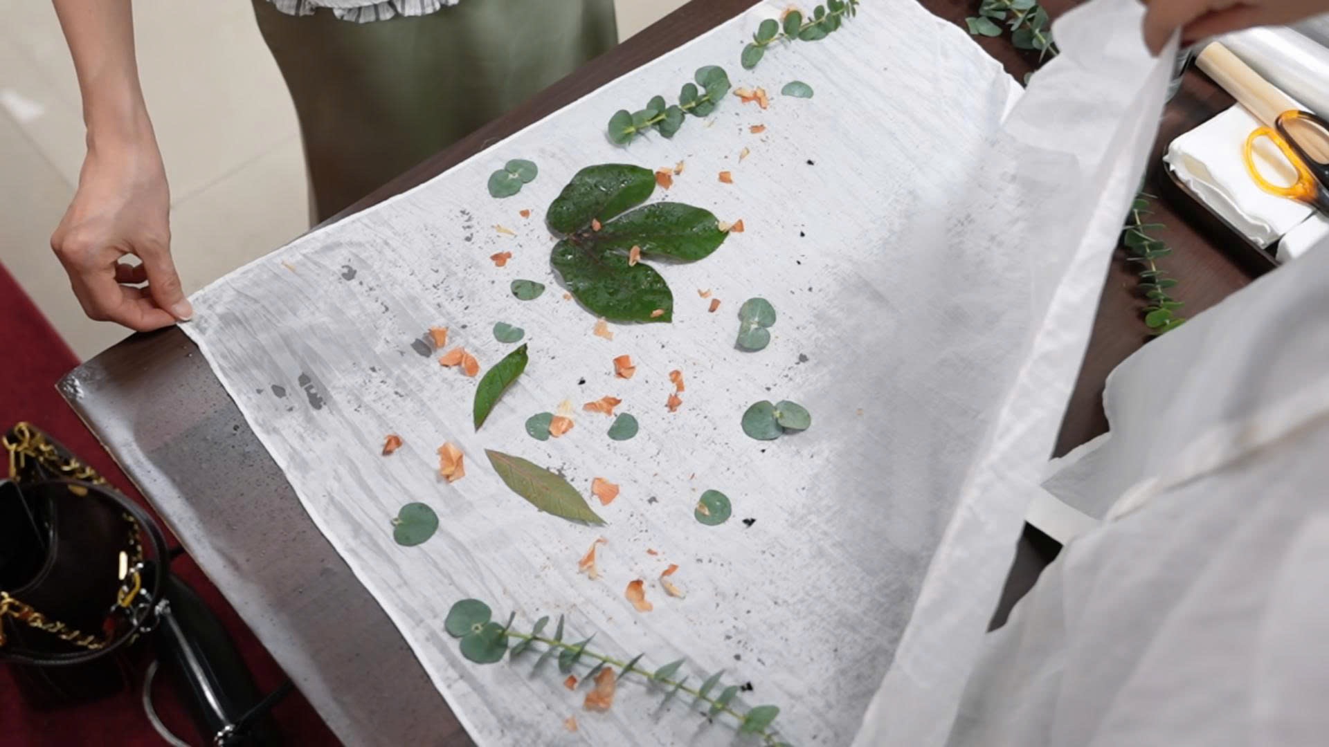 Nhuộm khăn thủ công từ hoa lá
