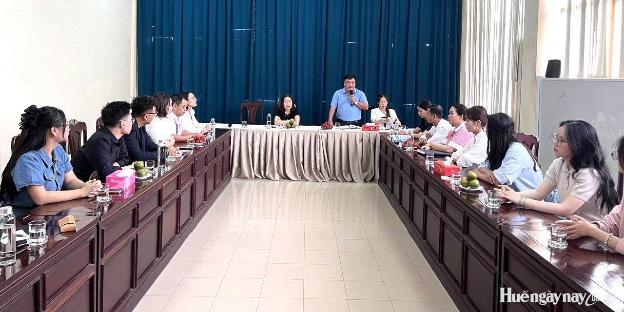 Đoàn Học viện Báo chí và Tuyên truyền làm việc với Báo và Phát thanh, Truyền hình Huế