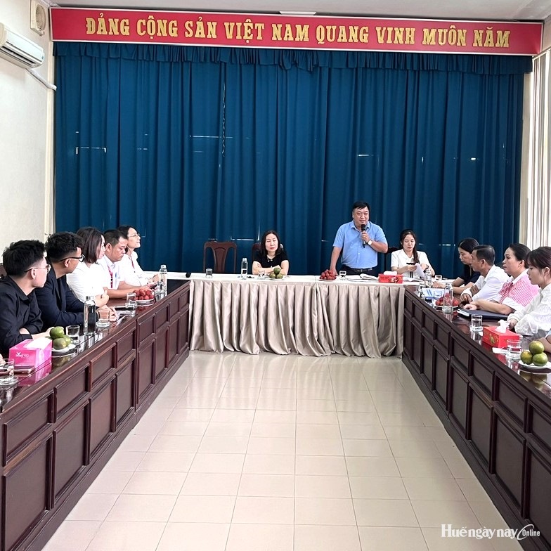 Đoàn Học viện Báo chí và Tuyên truyền làm việc với Báo và Phát thanh, Truyền hình Huế