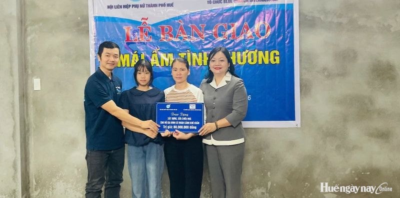 Trao “Mái ấm tình thương” cho hội viên phụ nữ