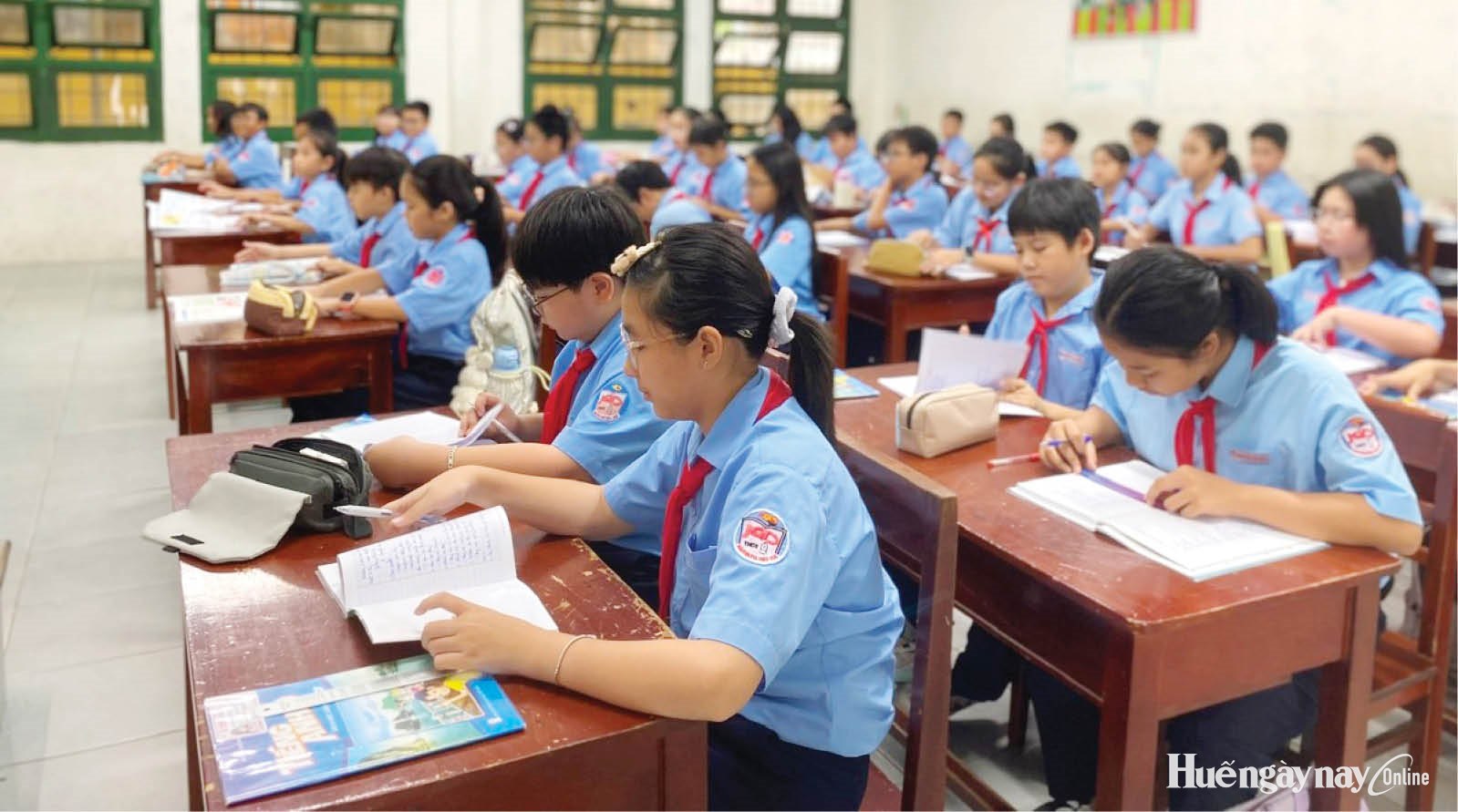 Bàn ghế học sinh chưa theo kịp chiều cao