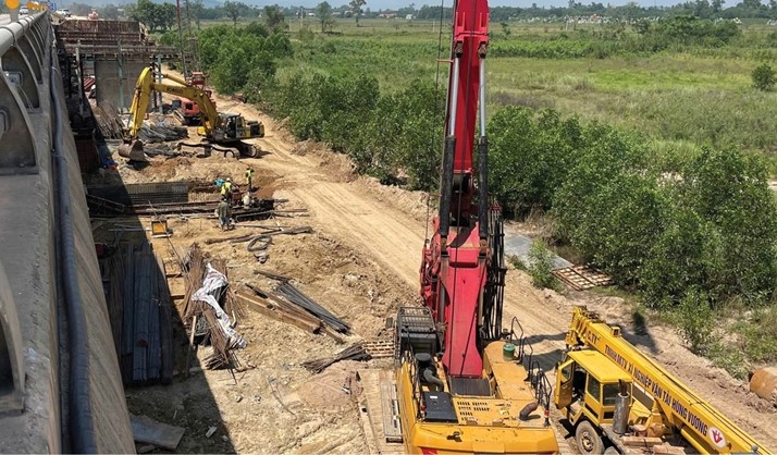 Dự án cao tốc Cam Lộ - La Sơn Tháo gỡ khó khăn về mặt bằng và vật liệu xây dựng