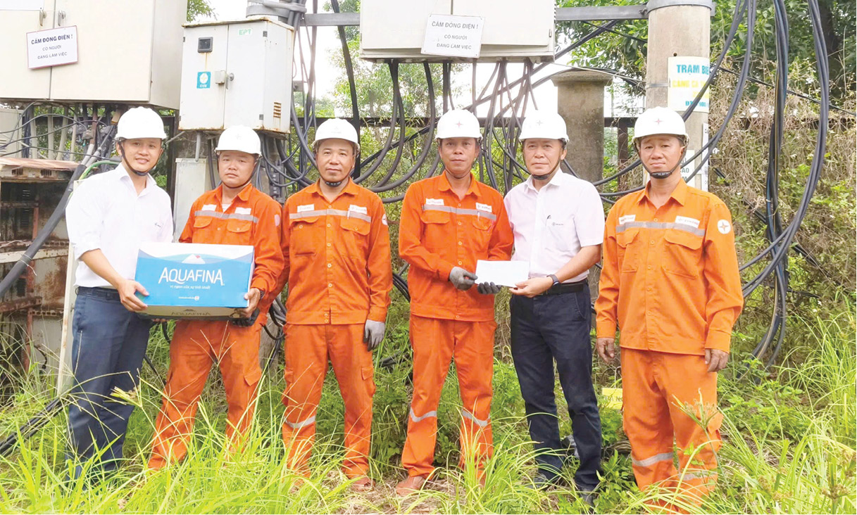 Người thợ điện luôn nhận phần việc khó