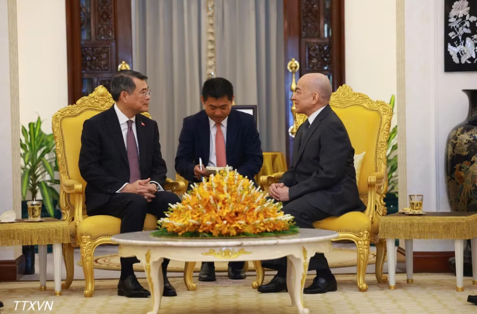 Thủ tướng Chính phủ Lê Minh Hưng chào Quốc vương Norodom Sihamoni và Hoàng Thái hậu Norodom Monineath Sihanouk