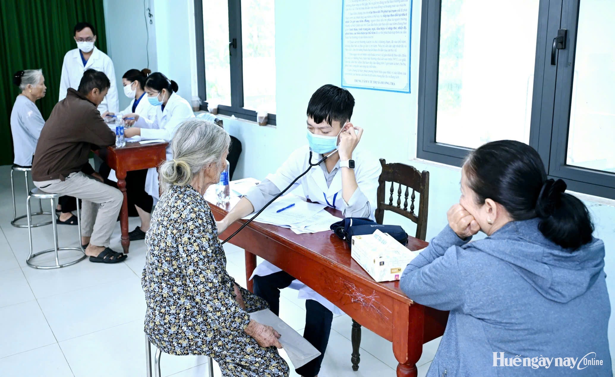 Khám bệnh, cấp thuốc miễn phí cho 350 người dân phường Kim Trà