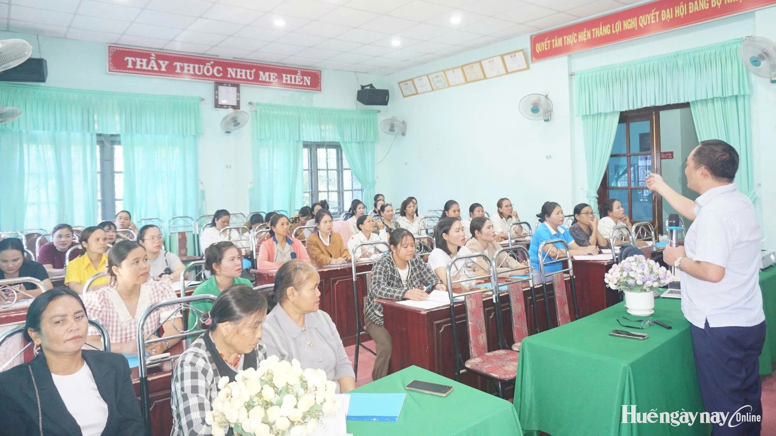 Tập huấn kỹ năng tư vấn cai nghiện thuốc lá tại cộng đồng cho cán bộ y tế thôn, bản