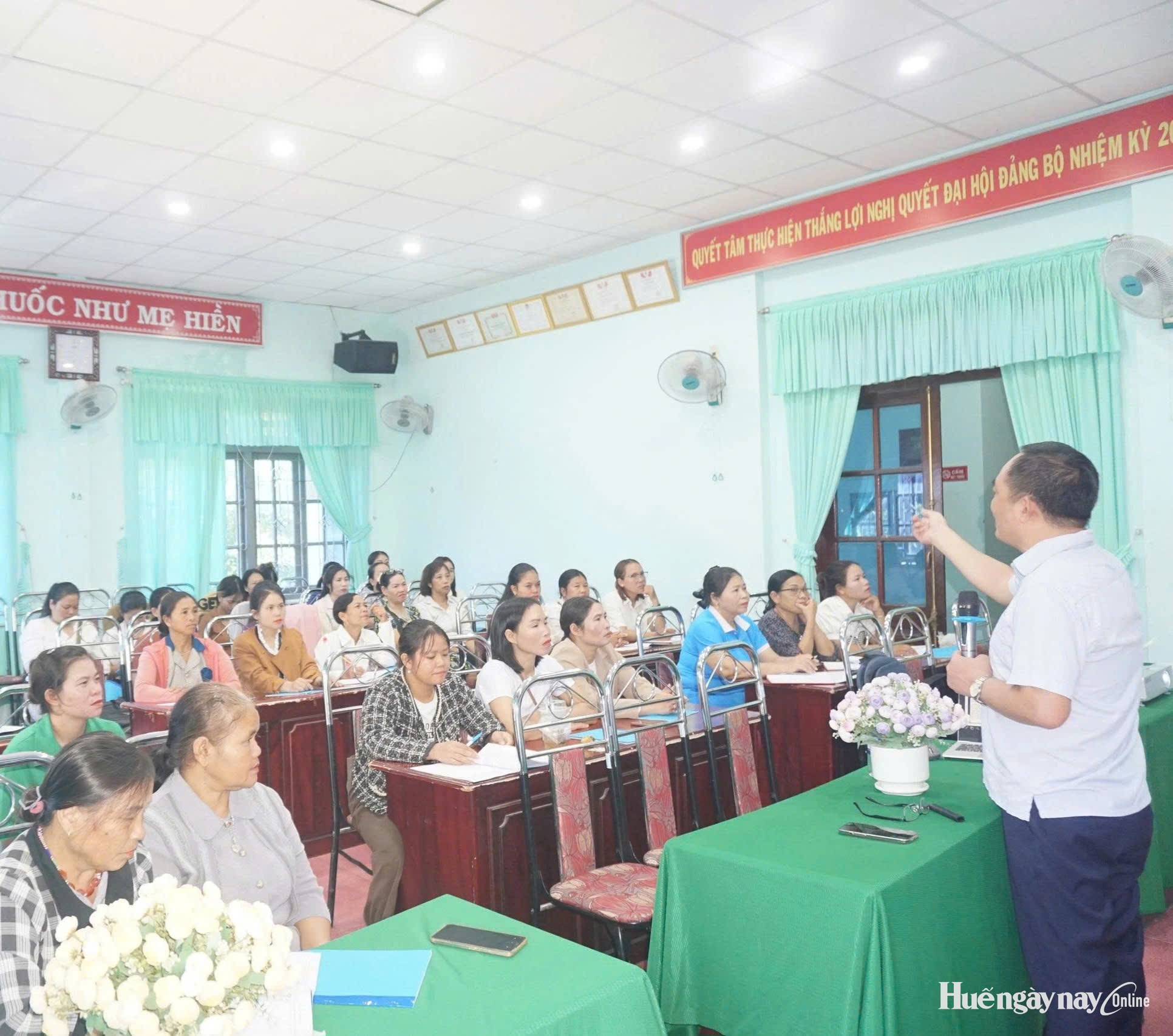 Tập huấn kỹ năng tư vấn cai nghiện thuốc lá tại cộng đồng cho cán bộ y tế thôn, bản