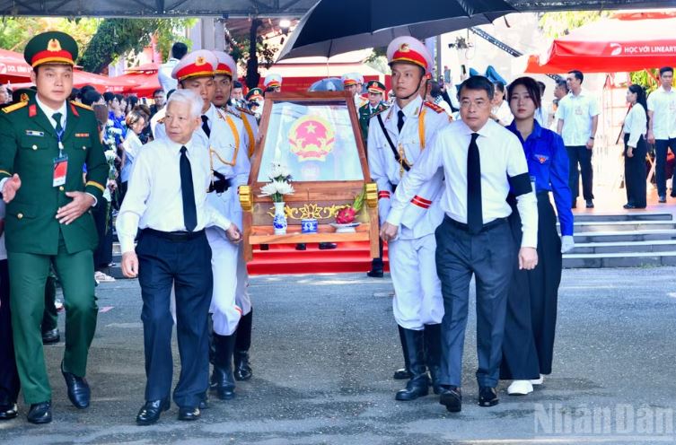 Thủ tướng Lê Minh Hưng dự Lễ viếng, truy điệu và an táng hài cốt liệt sĩ tại Công viên Lê Thị Riêng