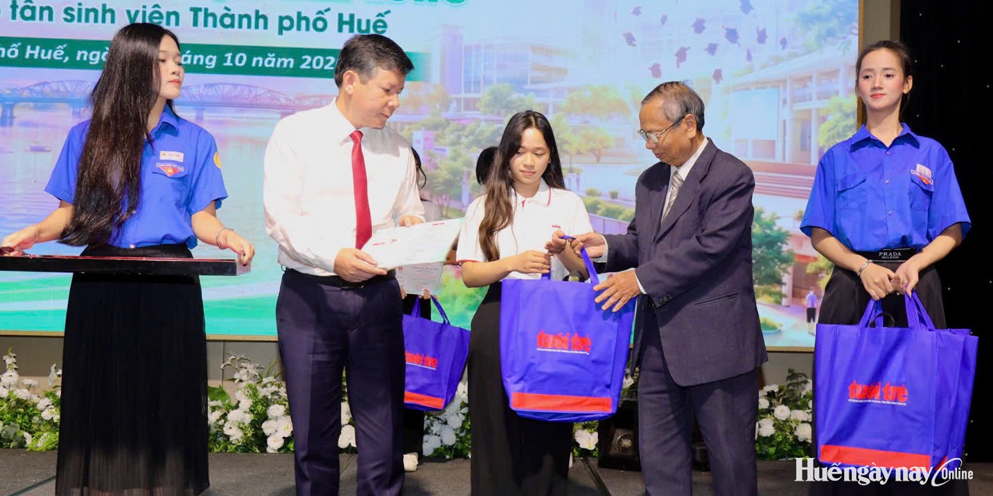 Trao 105 suất học bổng cho tân sinh viên vượt khó
