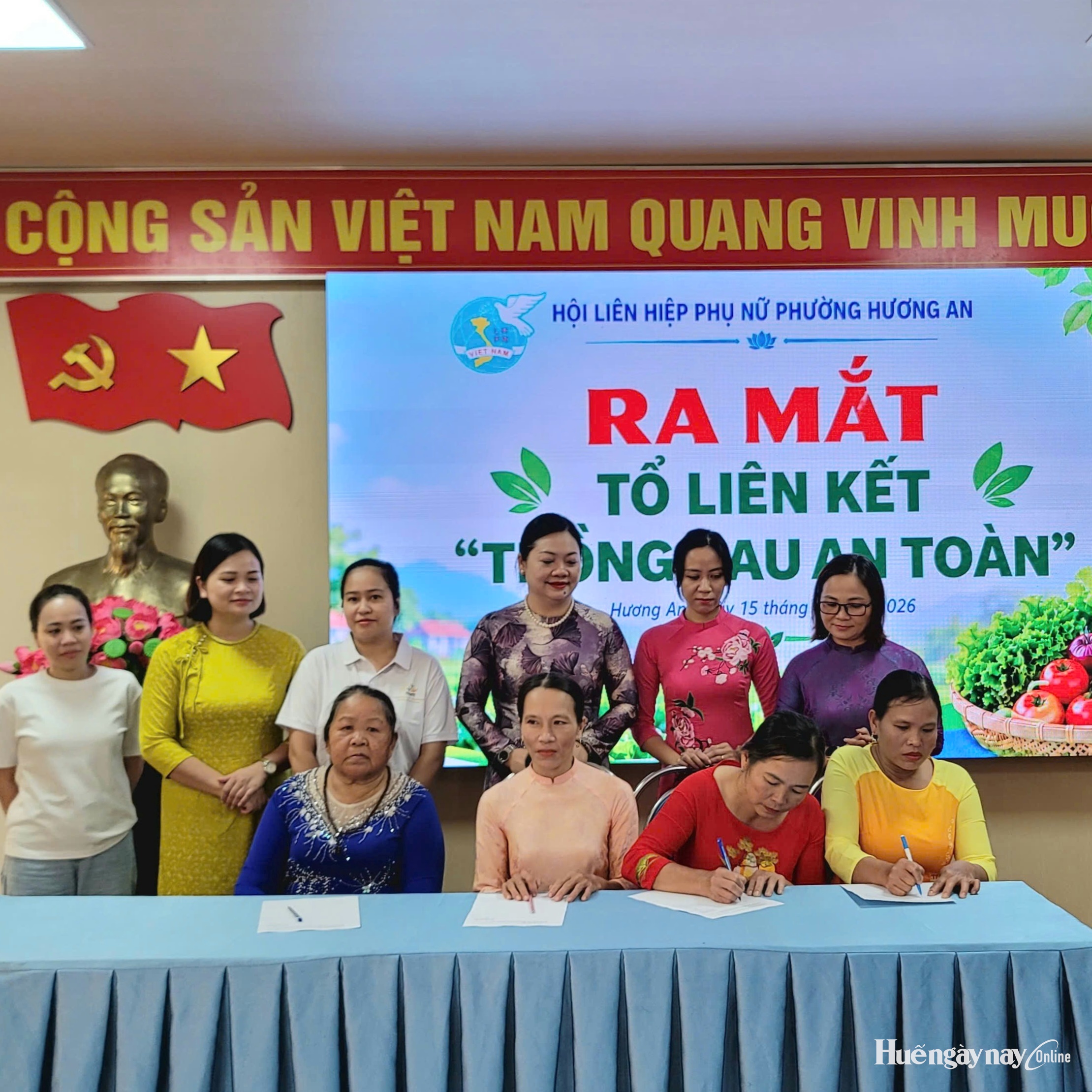Trao quà hỗ trợ phúc lợi cho 125 phụ nữ đơn thân và ra mắt mô hình kinh tế