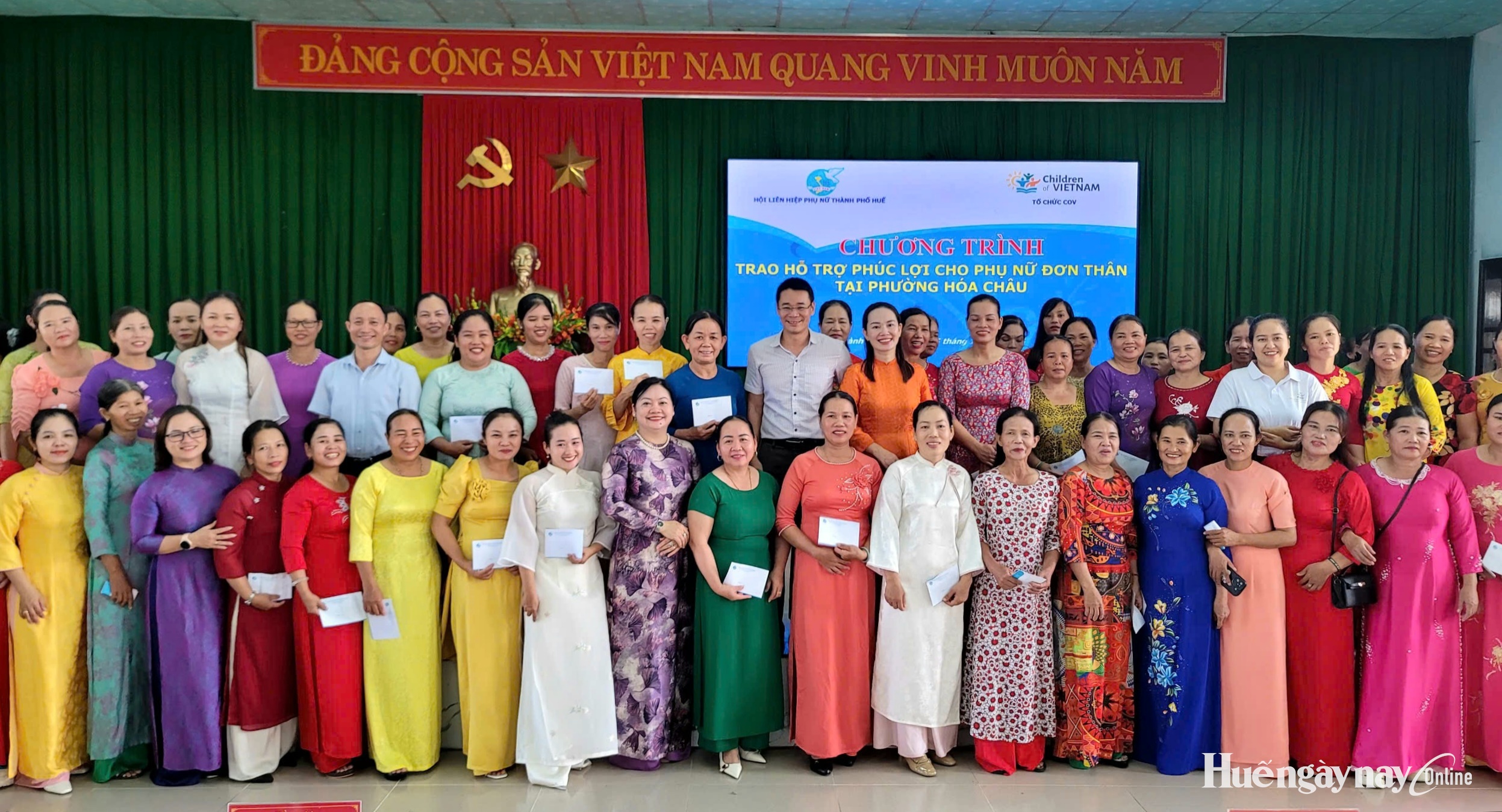 Trao quà hỗ trợ phúc lợi cho 125 phụ nữ đơn thân và ra mắt mô hình kinh tế