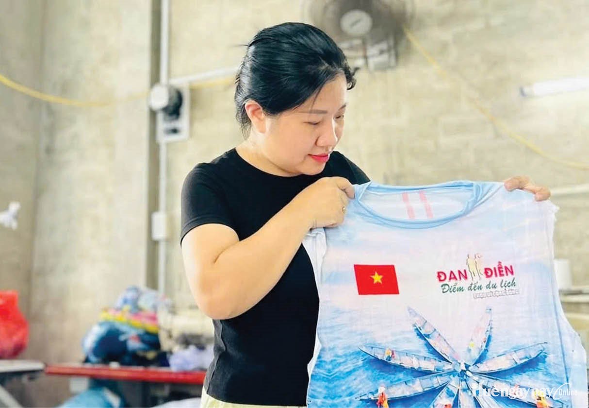 Cử nhân sư phạm bén duyên với xưởng may