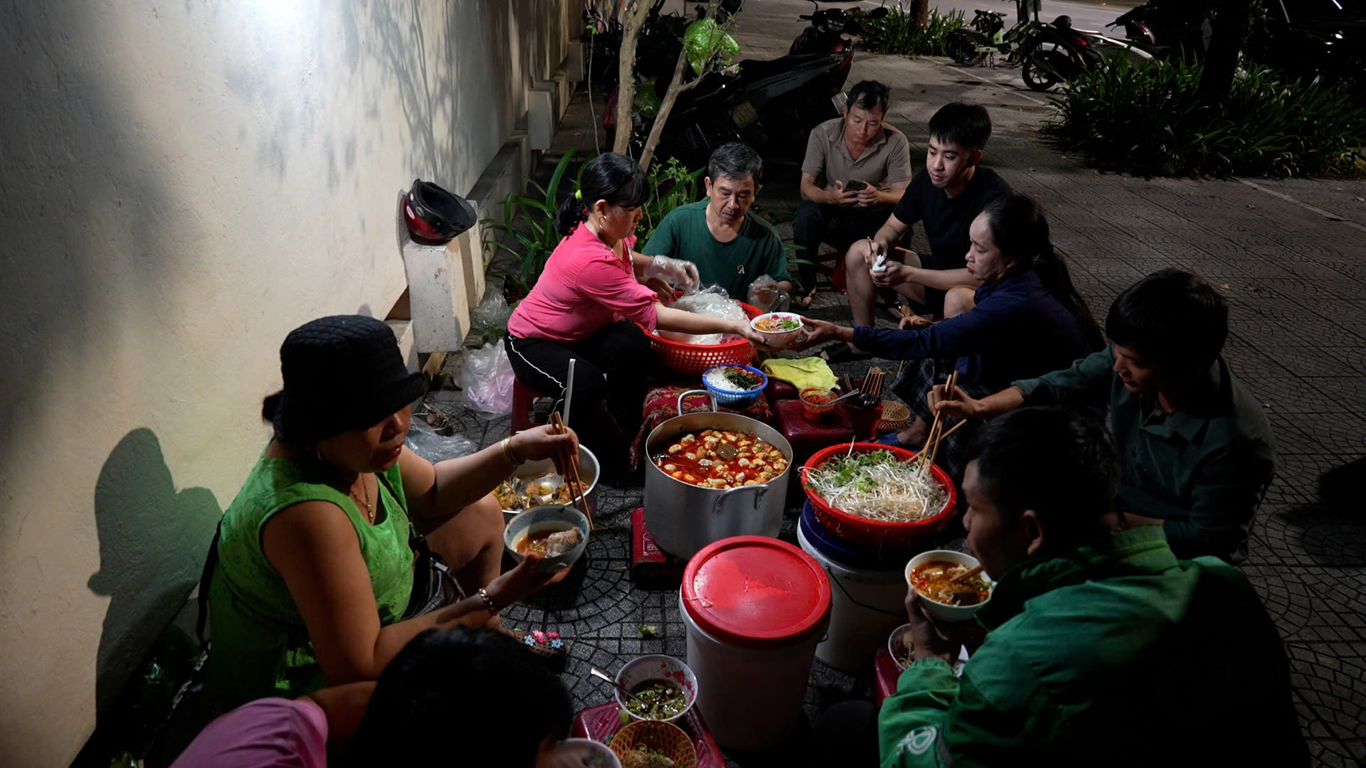 Ăn bún bò lúc ba giờ rưỡi sáng