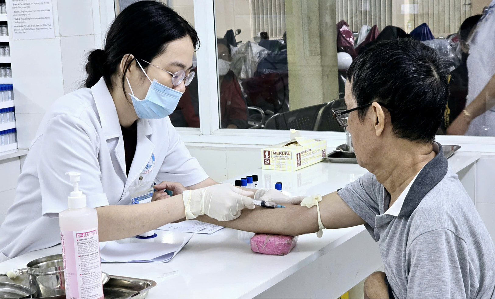 Giảm áp lực khám bệnh vào giờ cao điểm