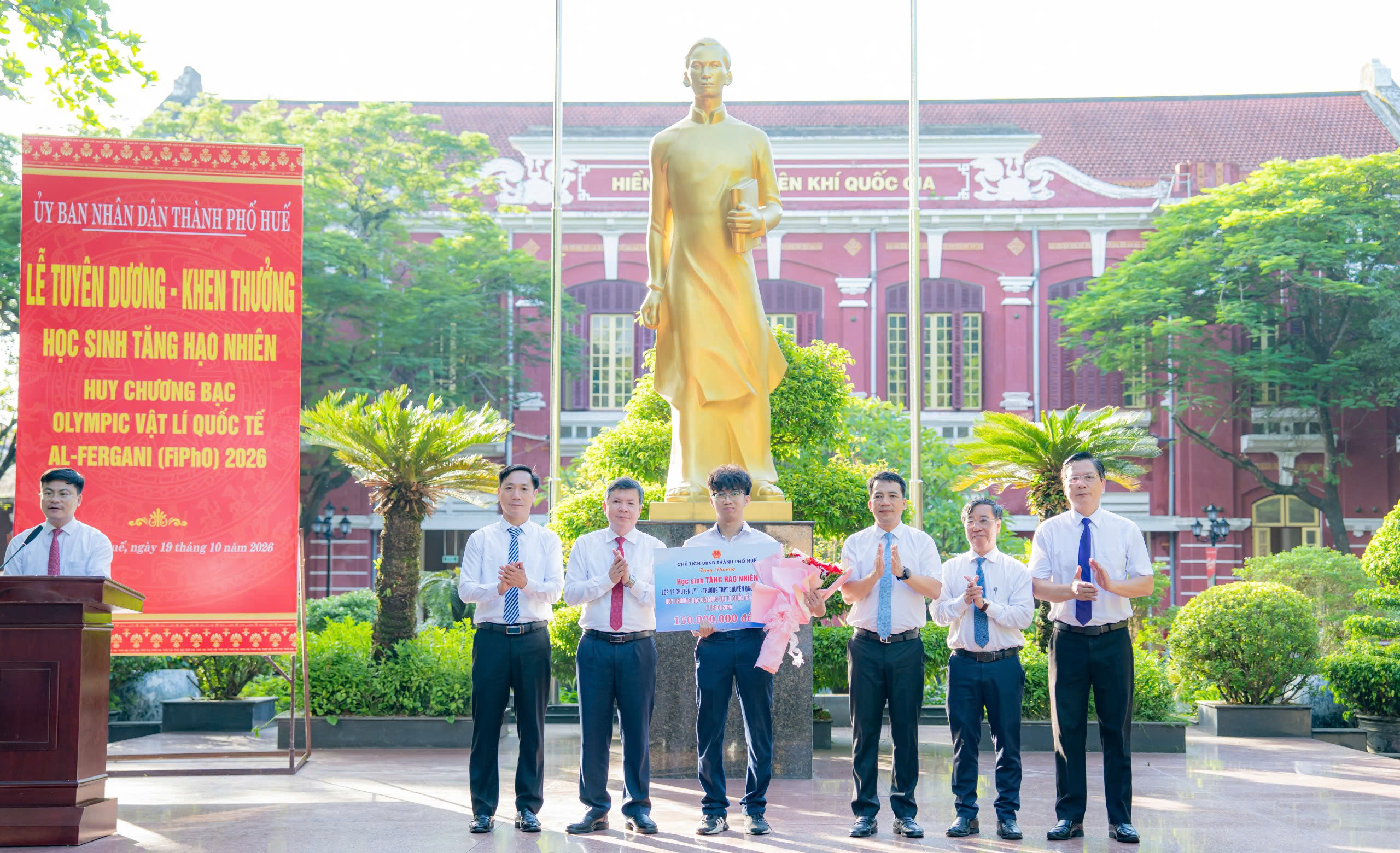 Tuyên dương học sinh Quốc Học - Huế đoạt Huy chương Bạc Olympic Vật lí quốc tế
