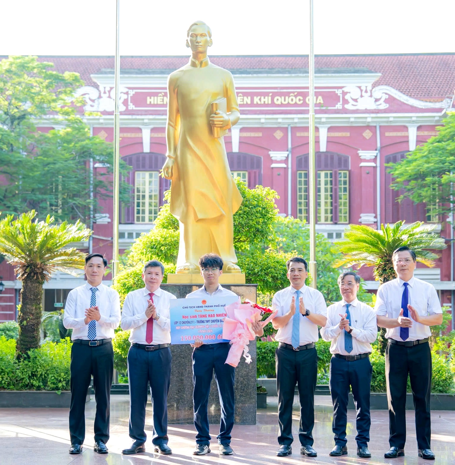 Tuyên dương học sinh Quốc Học - Huế đoạt Huy chương Bạc Olympic Vật lí quốc tế