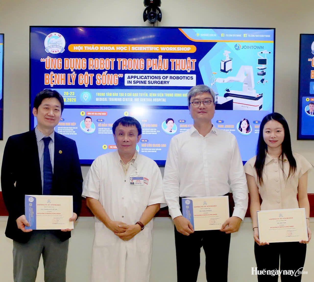 Bệnh viện Trung ương Huế ứng dụng robot trong phẫu thuật cột sống
