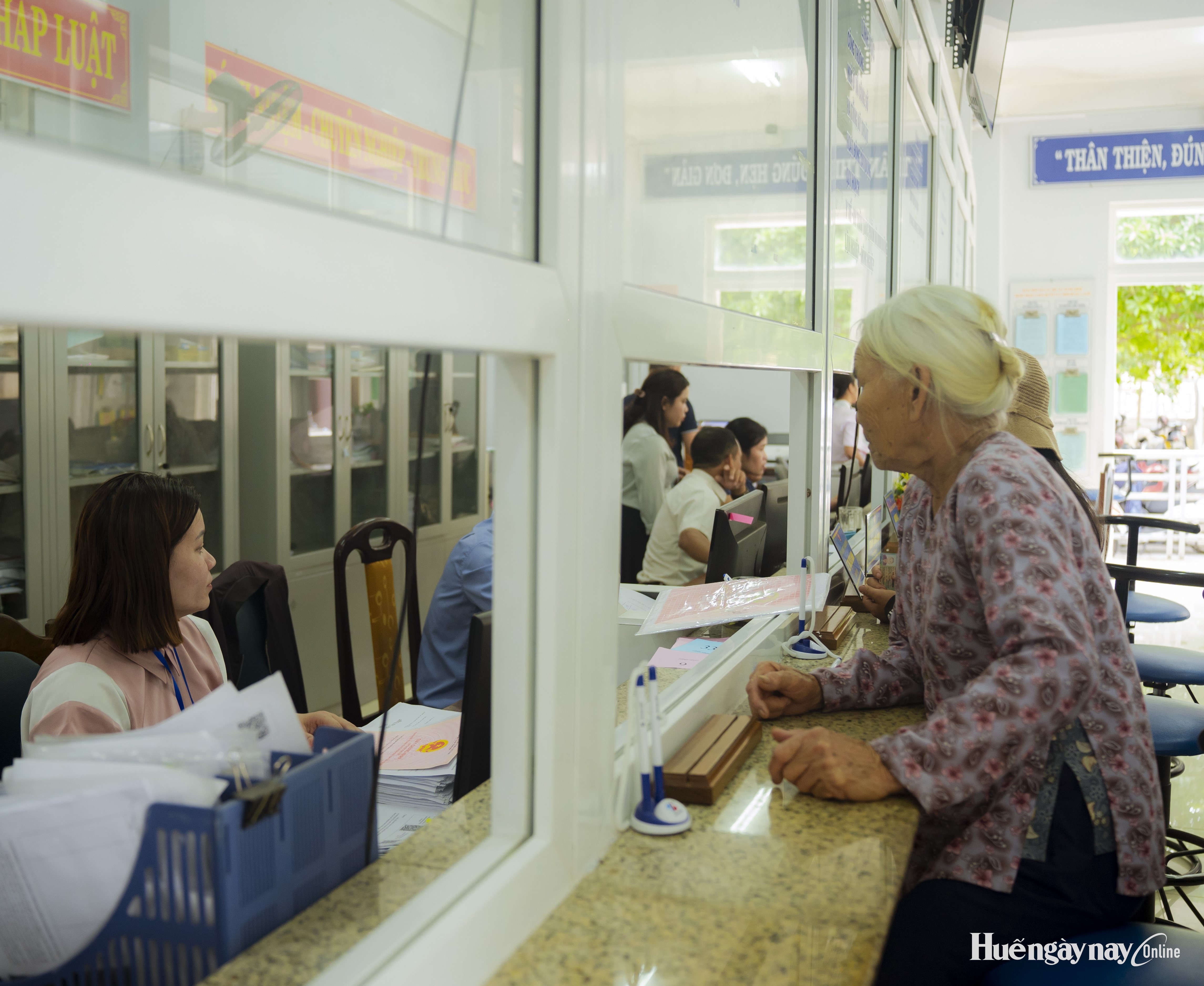 Đưa dịch vụ công trực tuyến đến với nạn nhân bom mìn và người khuyết tật
