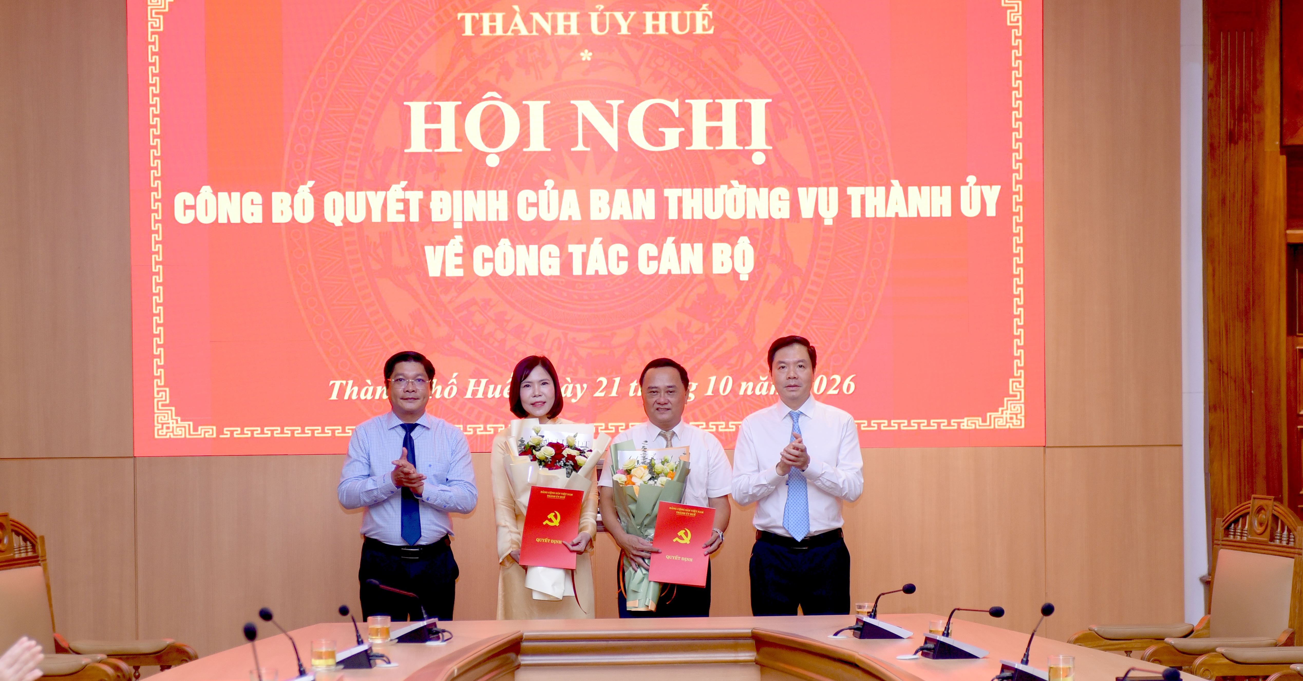 Thành ủy Huế công bố các quyết định về điều động cán bộ