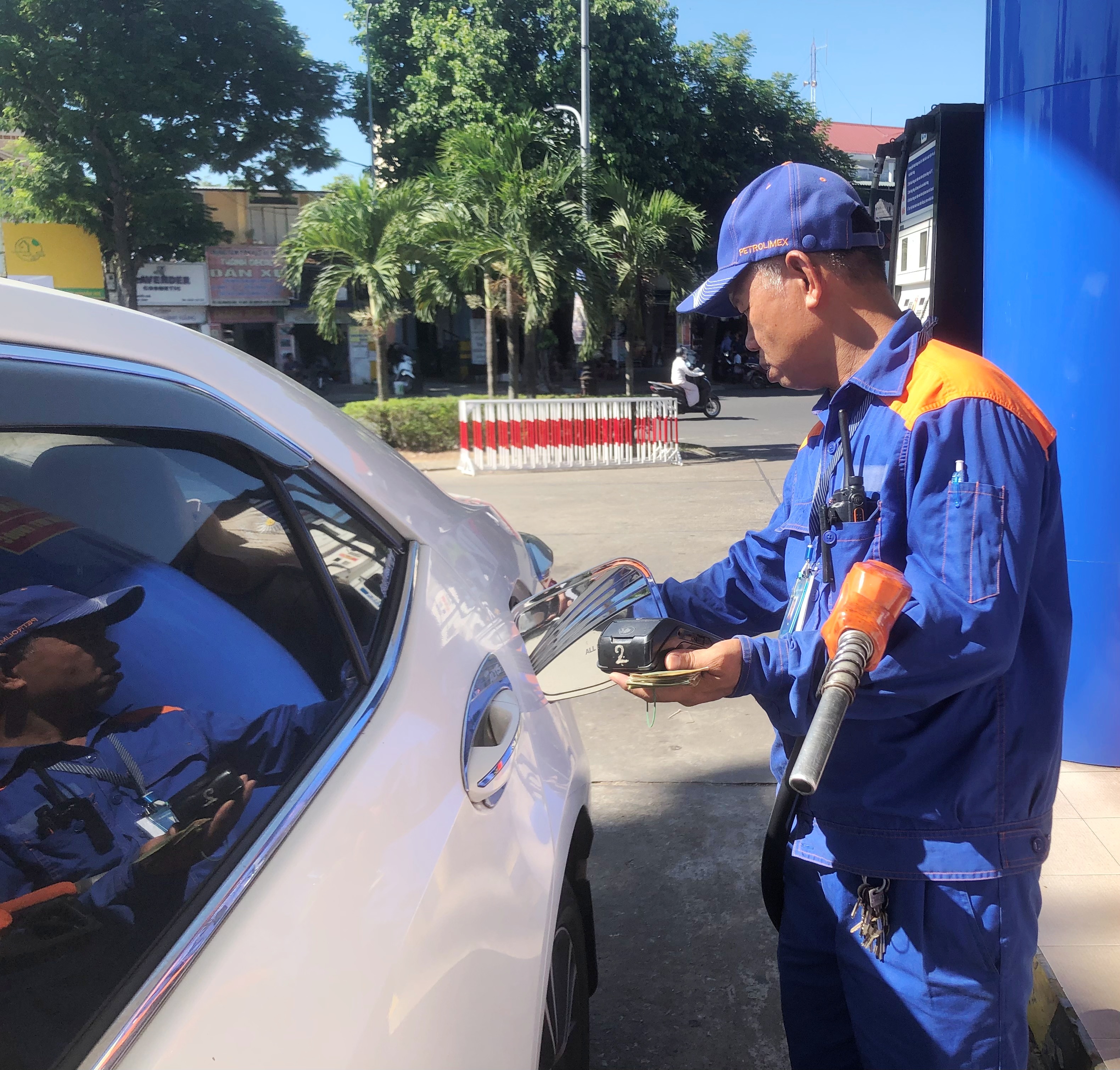 Giá xăng giảm hơn 1 800 đồng lít