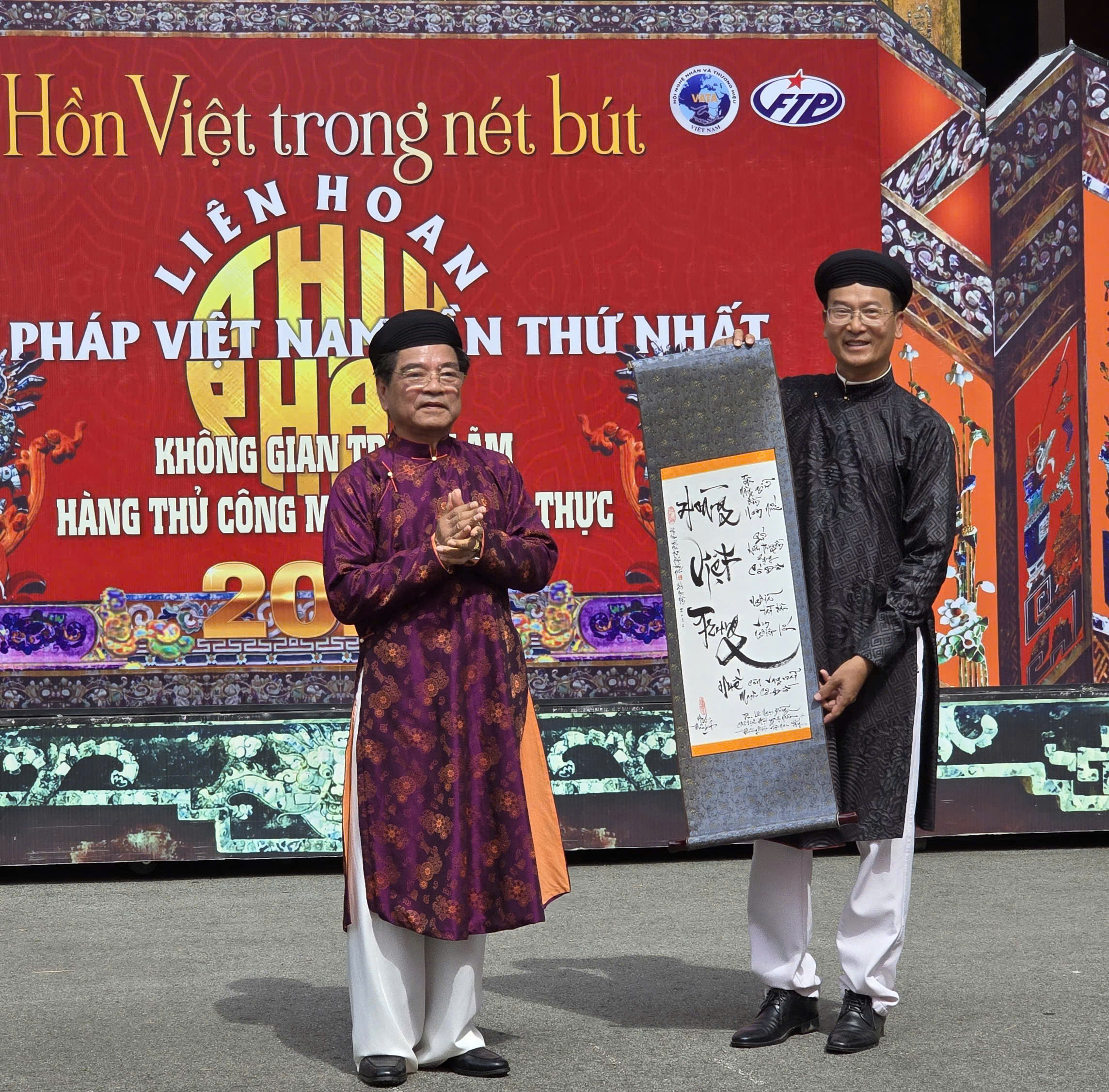 Hồn Việt trong nét bút