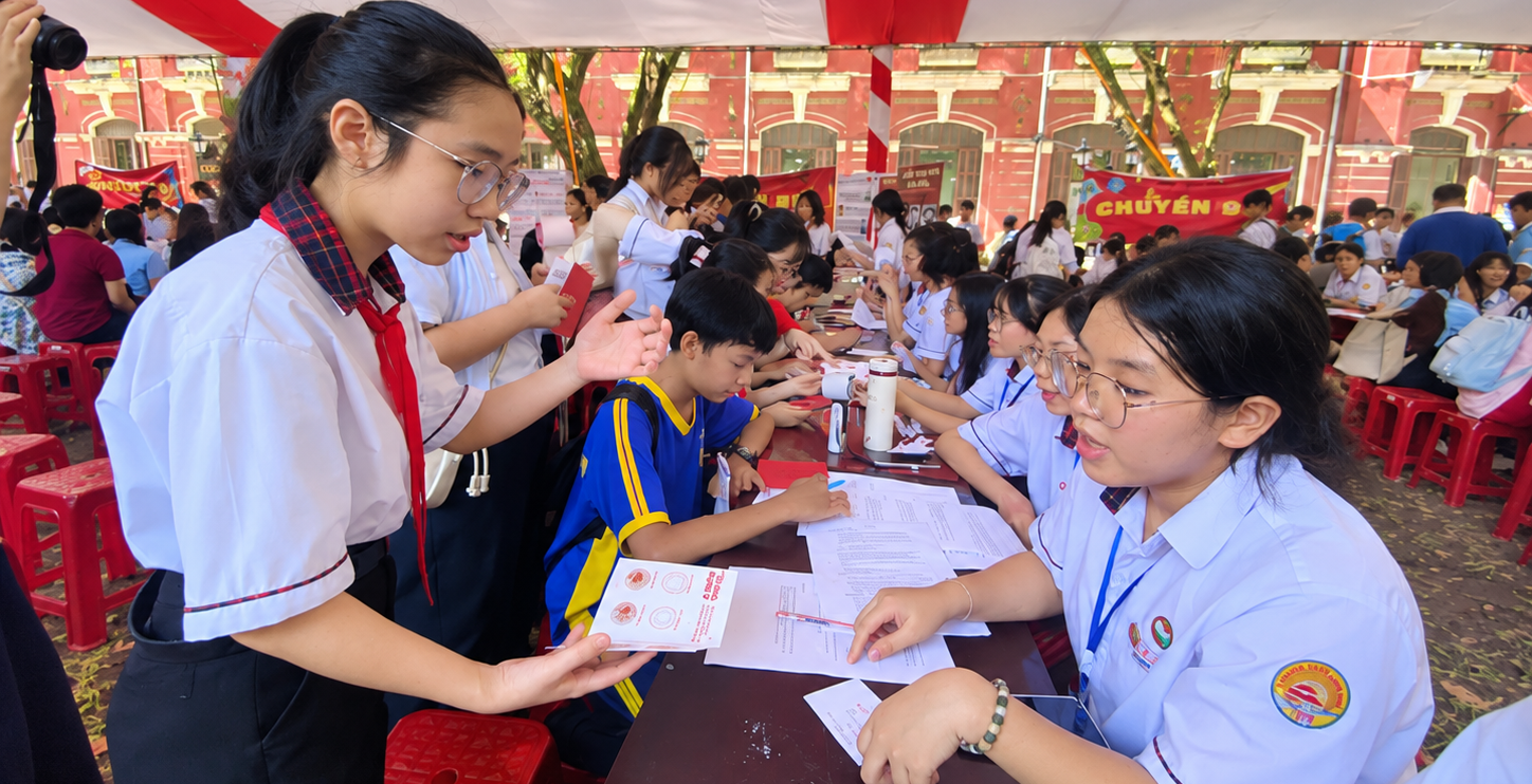 Tìm giải pháp tạo nguồn học sinh xuất sắc cho Trường THPT Chuyên Quốc Học - Huế