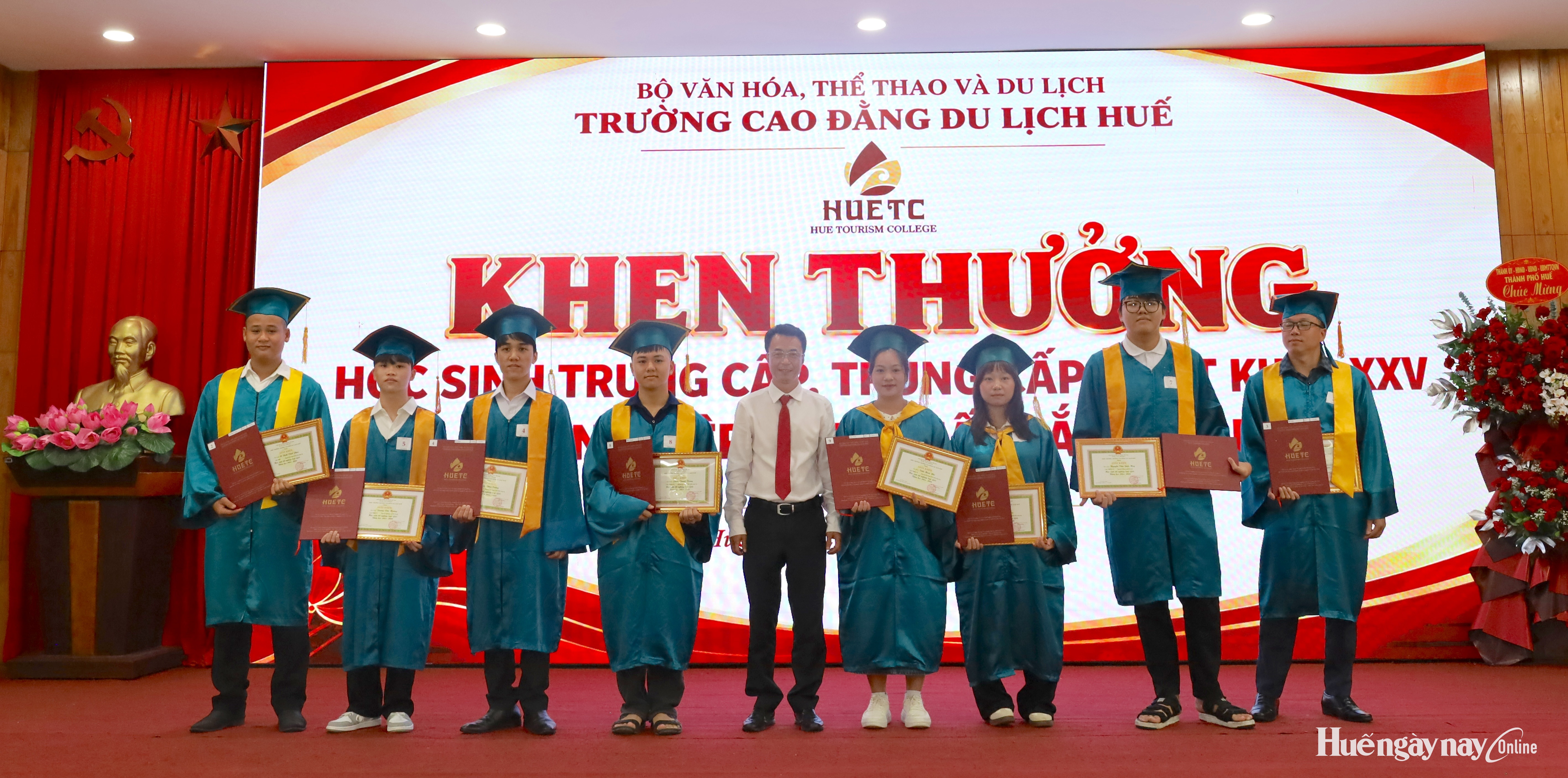 Hơn 93 học sinh, sinh viên tốt nghiệp loại khá trở lên
