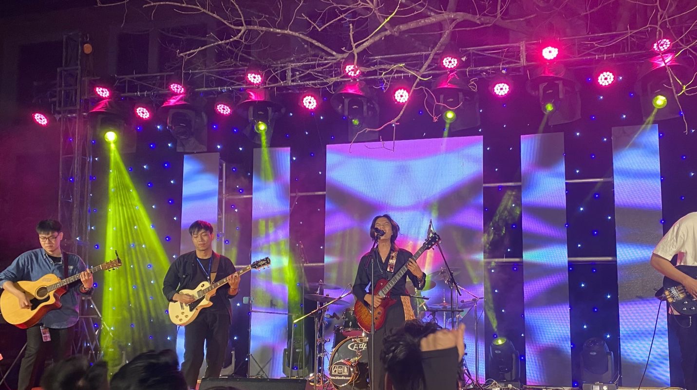 “Burning” with the night of rockshow “Escaping from flood”