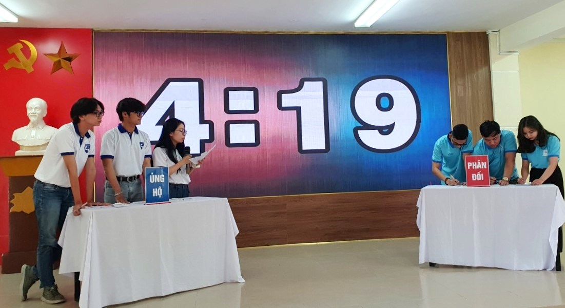 Students debate about green traffic